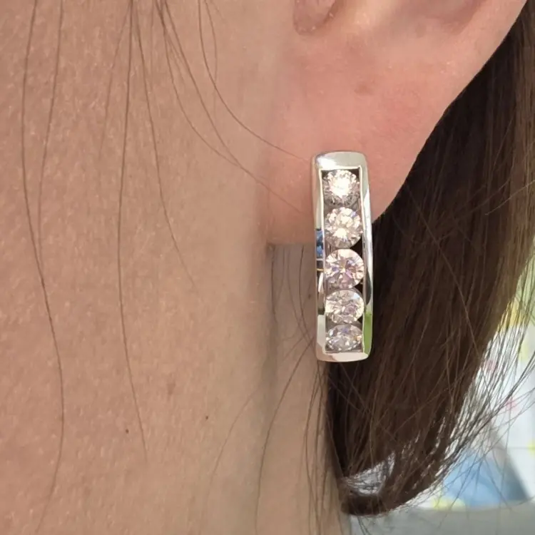 Серьги Deimantas 122634812 вес 4.6 г золото, бриллиант выращенный купить,NaN