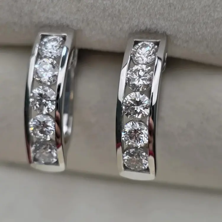 Серьги Deimantas 122634812 вес 4.6 г золото, бриллиант выращенный купить,NaN