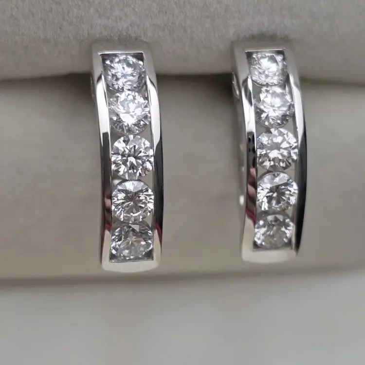 Серьги Deimantas 122634812 вес 4.6 г золото, бриллиант выращенный купить,NaN