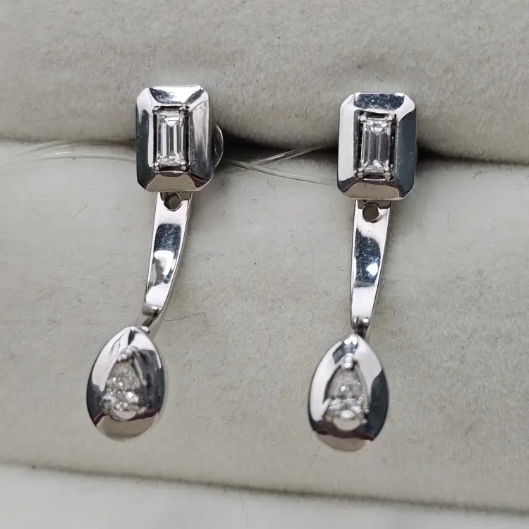 Серьги Deimantas 117308196 вес 4.41 г золото, бриллиант купить,NaN