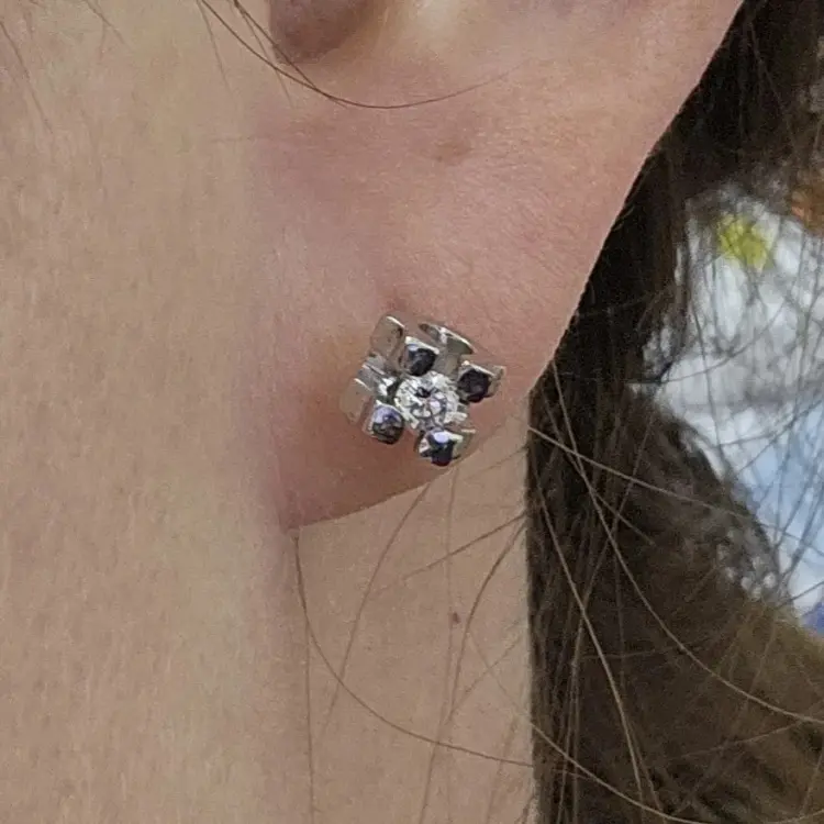 Серьги Deimantas 120037059 вес 2.39 г золото, бриллиант купить,NaN
