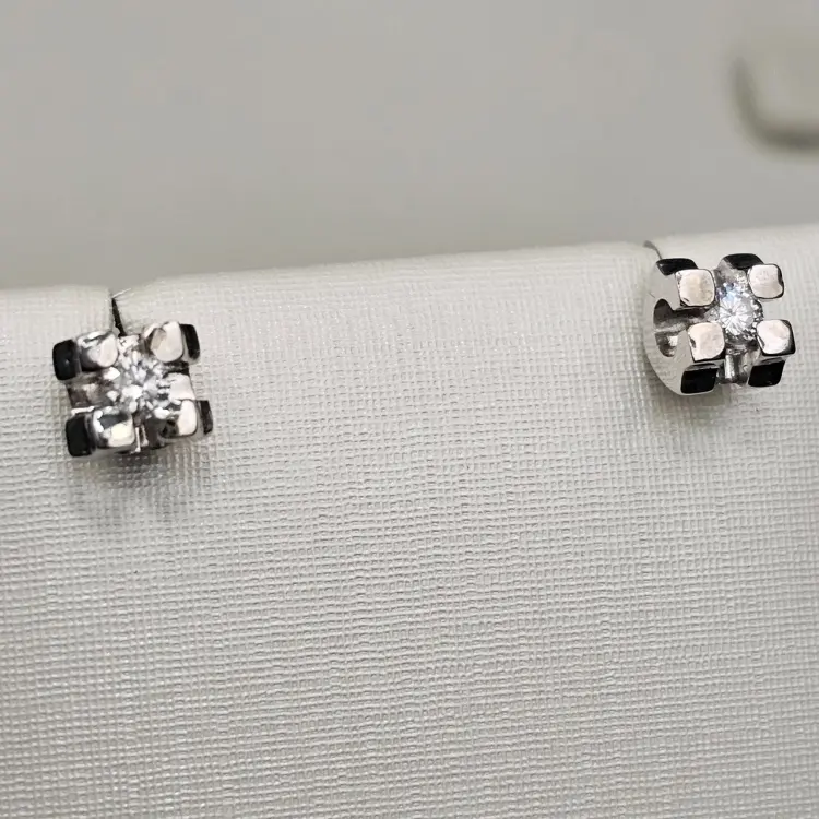 Серьги Deimantas 120037059 вес 2.39 г золото, бриллиант купить,NaN