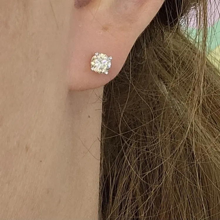 Серьги Deimantas 116298619 вес 2.31 г золото, бриллиант купить,NaN