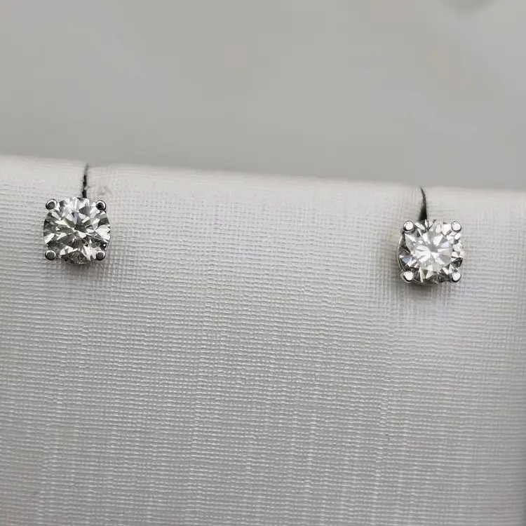Серьги Deimantas 116298619 вес 2.31 г золото, бриллиант купить,NaN