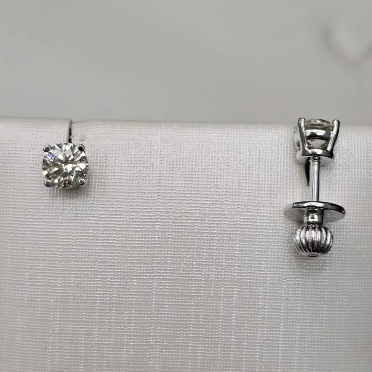 Серьги Deimantas 116298619 вес 2.31 г золото, бриллиант купить,NaN