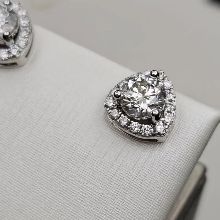 Серьги Deimantas 121711936 вес 3.79 г золото, бриллиант выращенный купить,NaN