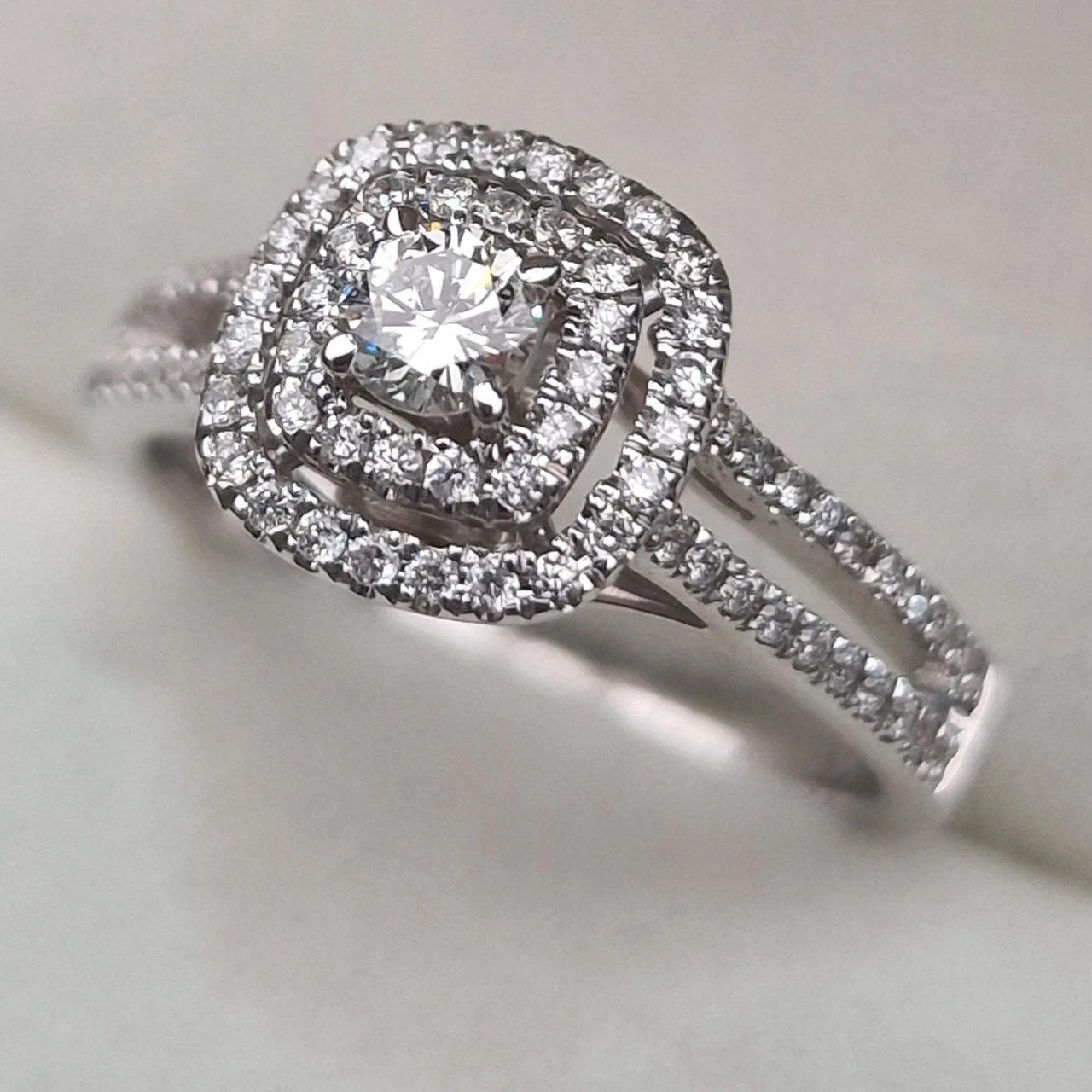 Кольцо Deimantas 112108152 17,5р 0,49ct 0,80ct. купить,NaN