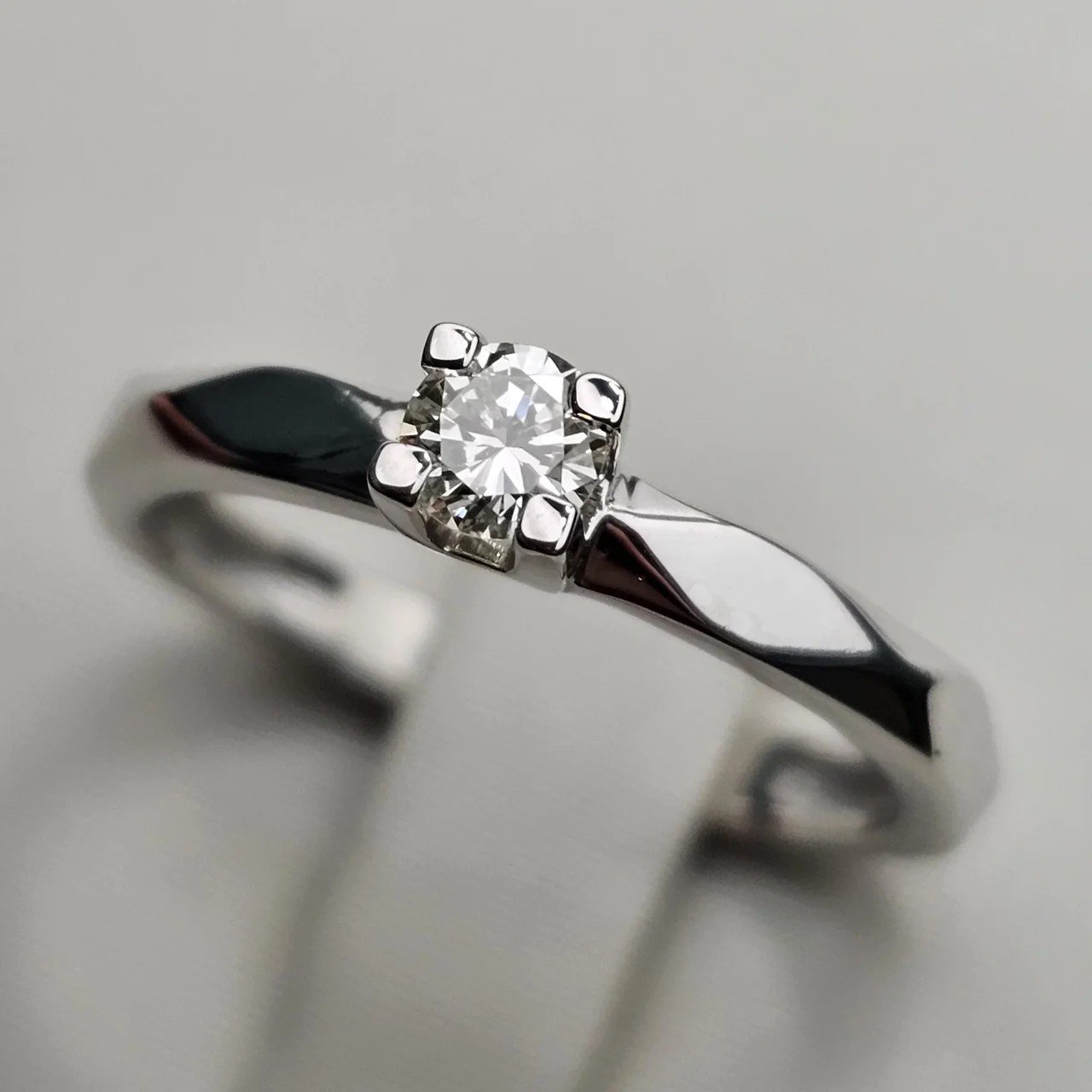 Кольцо Deimantas 112358799 17р 2,45гр 0,09ct. купить,NaN