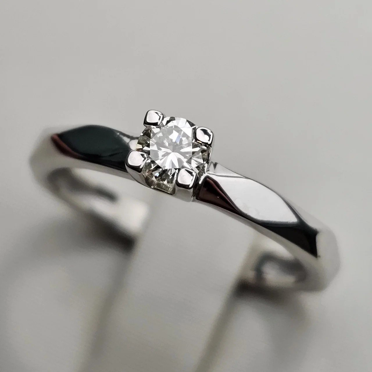 Кольцо Deimantas 112358799 17р 2,45гр 0,09ct. купить,NaN