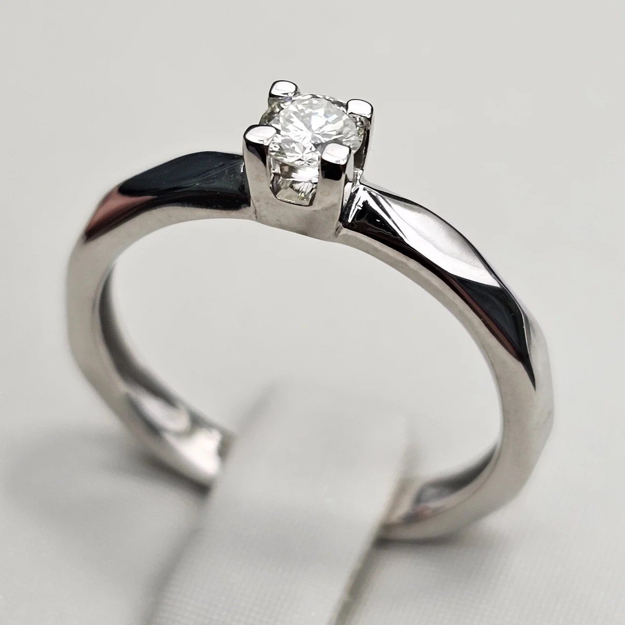 Кольцо Deimantas 112358799 17р 2,45гр 0,09ct. купить,NaN