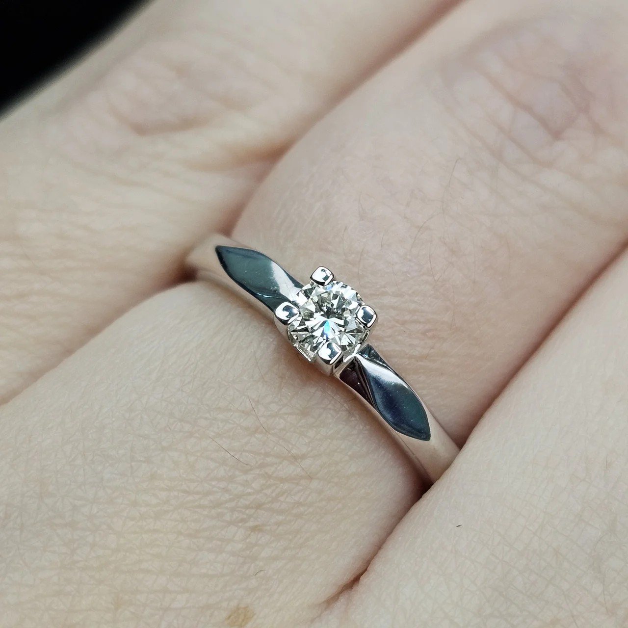 Кольцо Deimantas 112358799 17р 2,45гр 0,09ct. купить,NaN