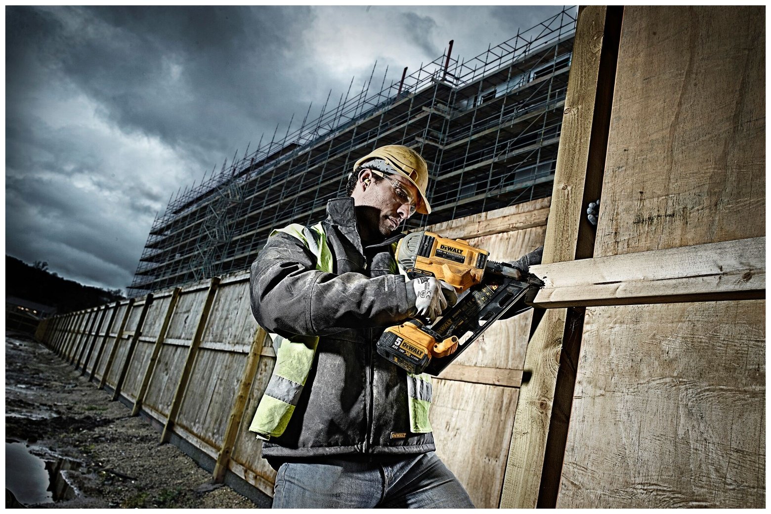 Гвоздезабивной пистолет DeWALT аккумуляторный DCN692P2-QW