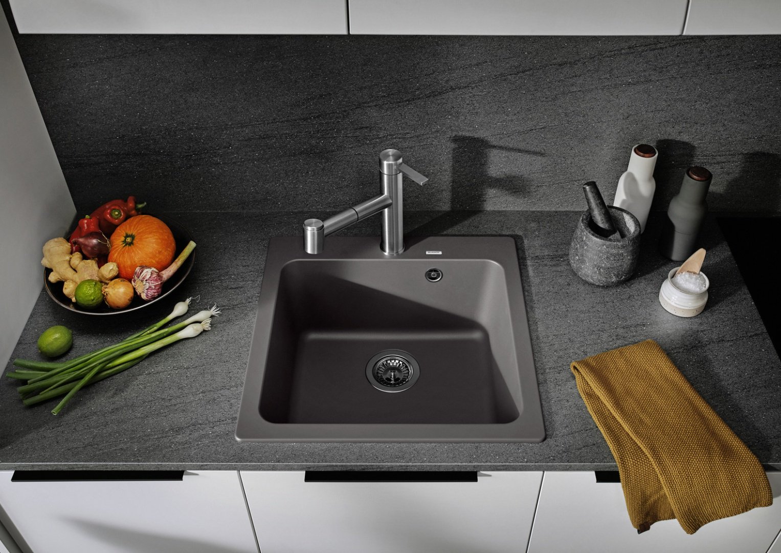 Кухонная мойка Blanco Naya 5 526580 накладная 51.5х51х20 см, искусственный камень, тон темная скала купить,0