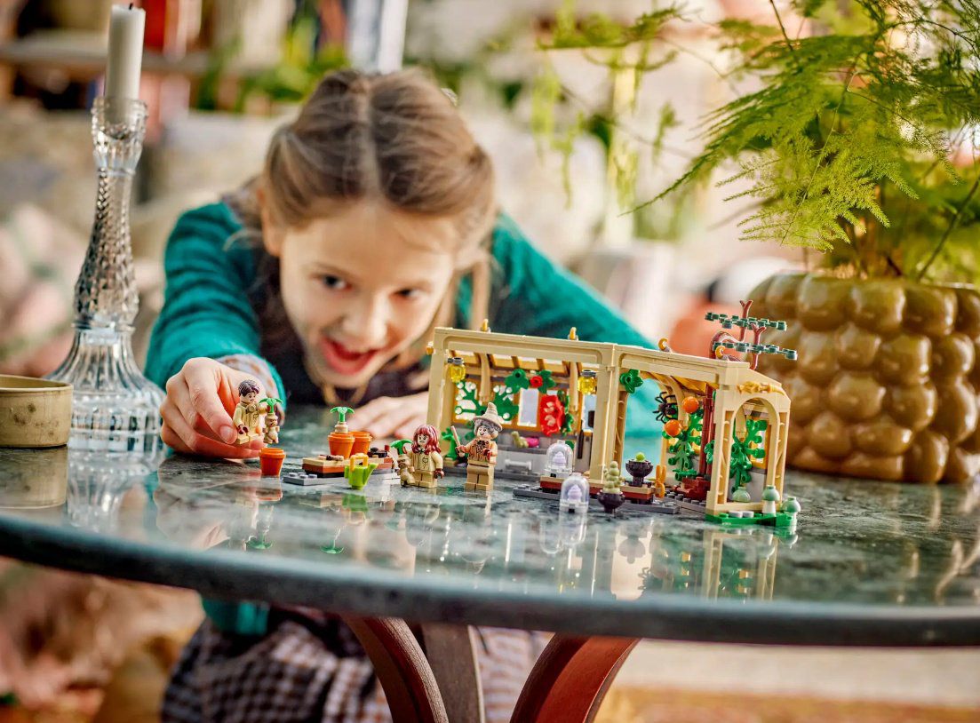 Конструктор LEGO Замок Хогвартс: Класс Гербологии, деталей 390 шт купить,NaN