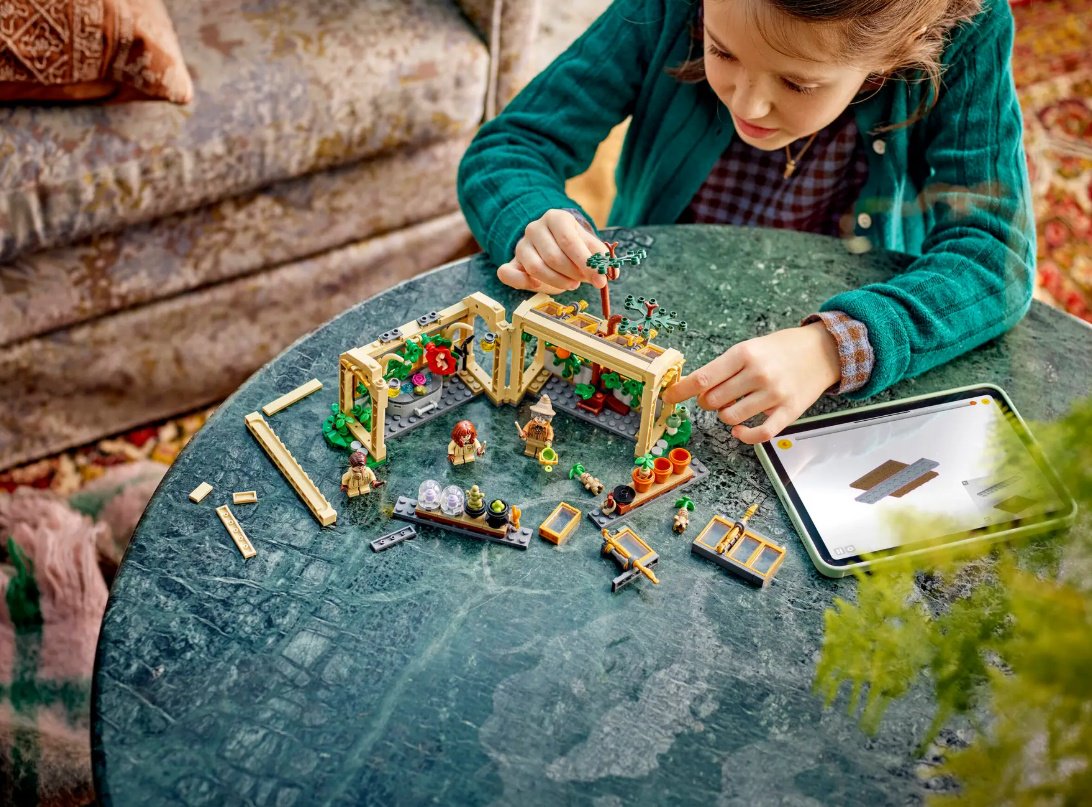 Конструктор LEGO Замок Хогвартс: Класс Гербологии, деталей 390 шт - ForteMarket Конструктор LEGO Замок Хогвартс: Класс Гербологии, деталей 390 шт купить,0