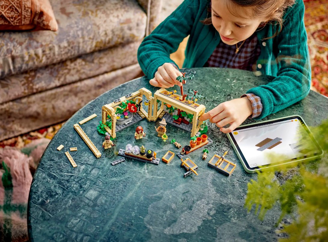 Конструктор LEGO Замок Хогвартс: Класс Гербологии, деталей 390 шт купить,NaN
