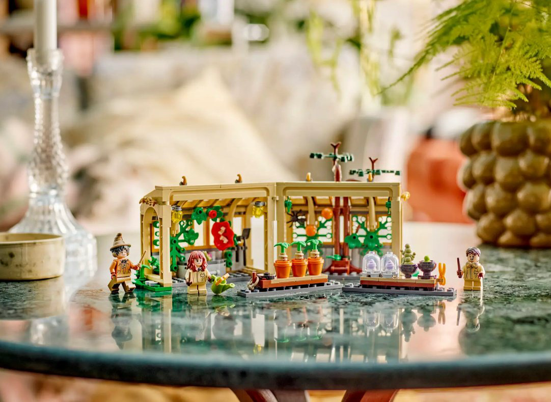 Конструктор LEGO Замок Хогвартс: Класс Гербологии, деталей 390 шт купить,NaN