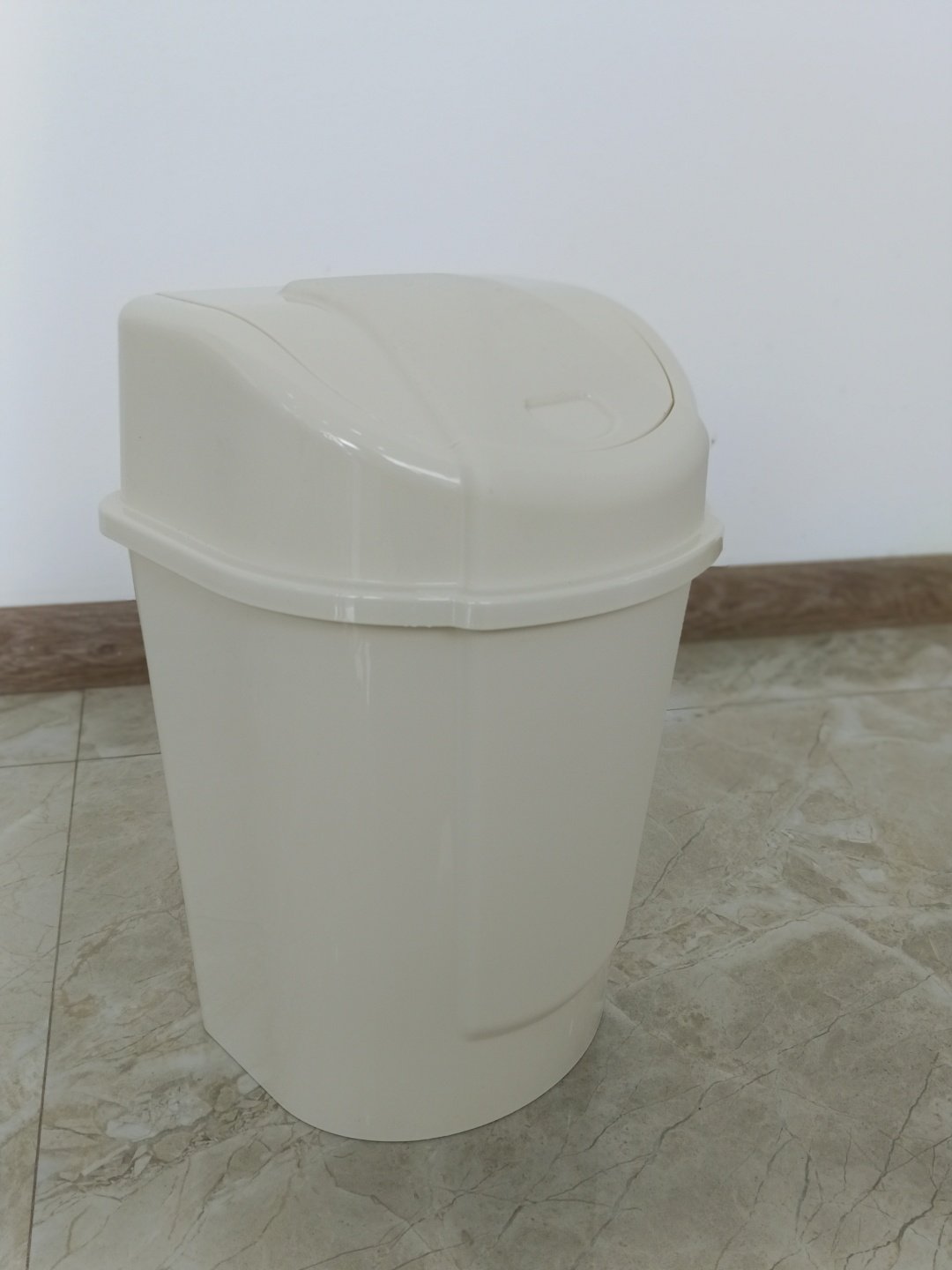 Мусорное ведро PLASTIKA с крышкой P1202 10 л купить,0