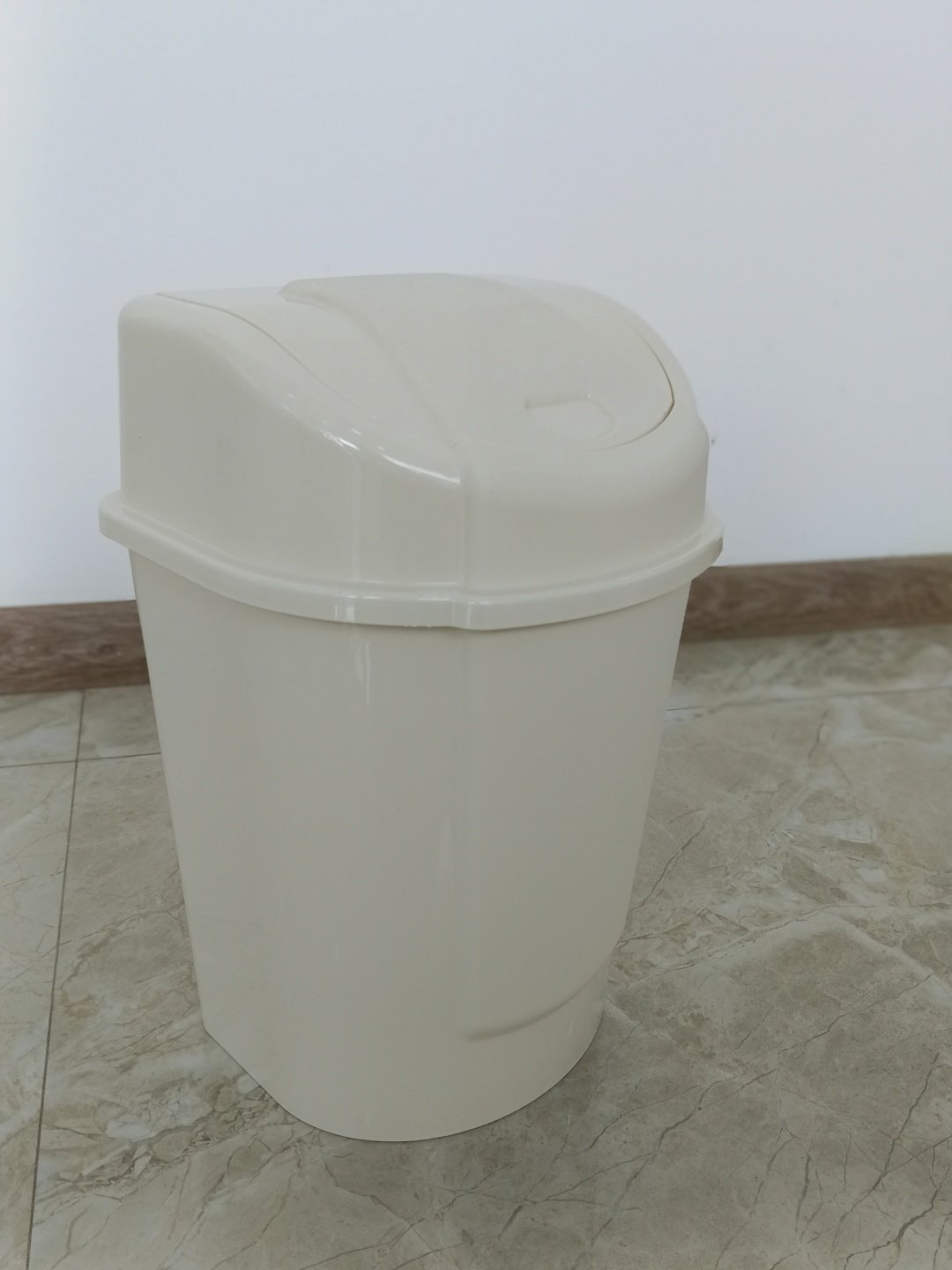 Мусорное ведро PLASTIKA с крышкой P1202 10 л купить,NaN