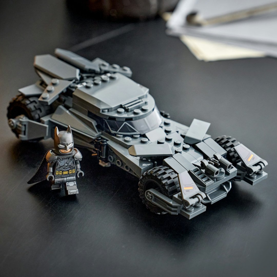 Конструктор LEGO Бэтмен против Супермена: Бэтмобиль 76331, деталей 220 шт