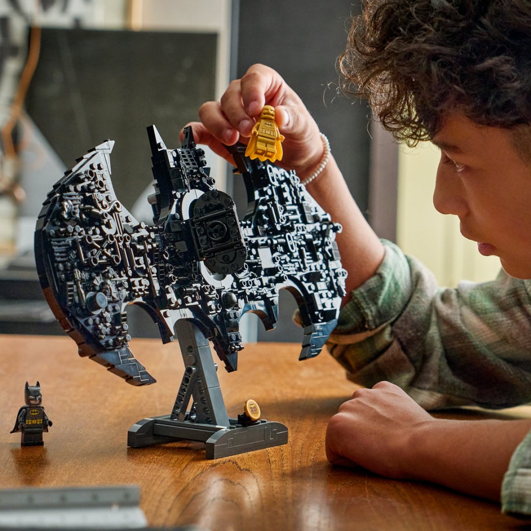 Конструктор LEGO Бэтмен против Супермена: Бэтмобиль 76331, деталей 220 шт