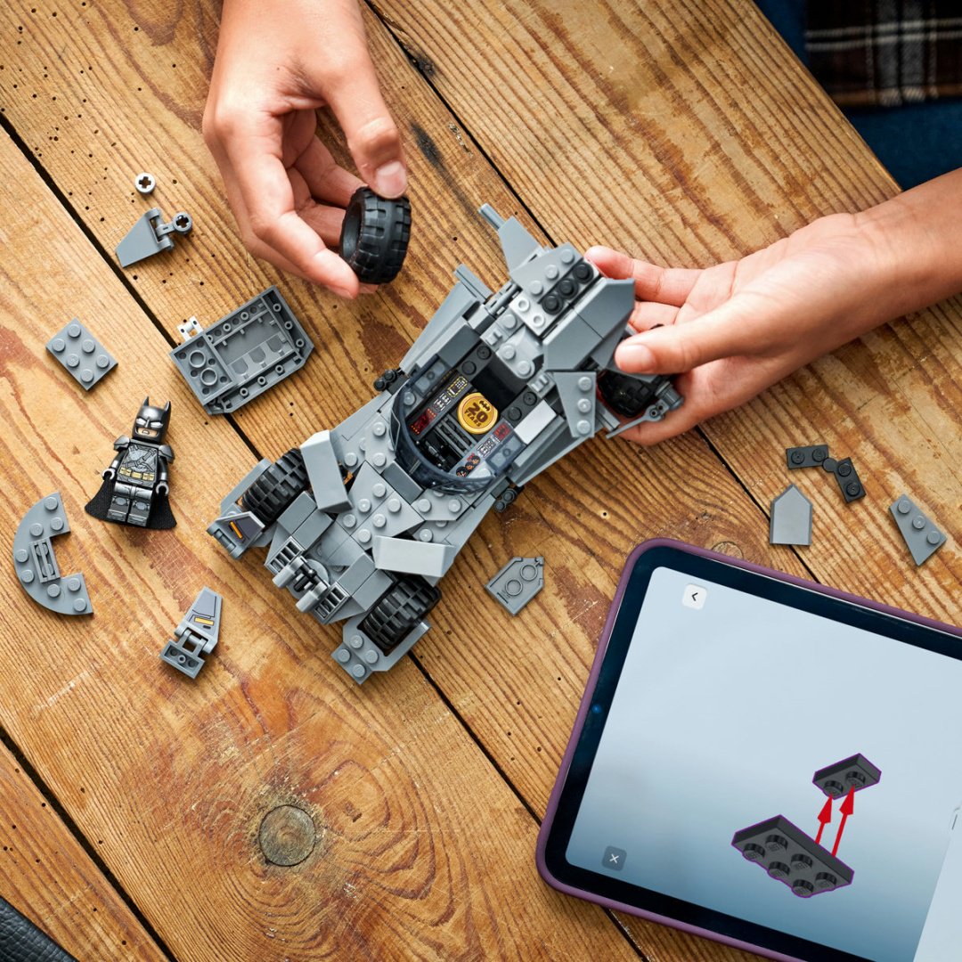 Конструктор LEGO Бэтмен против Супермена: Бэтмобиль 76331, деталей 220 шт купить,23812