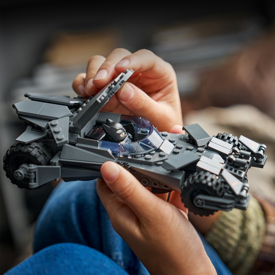Конструктор LEGO Бэтмен против Супермена: Бэтмобиль 76331, деталей 220 шт купить,23812