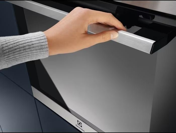 Духовой шкаф Electrolux EOH 2H00 BX серебристый, черный