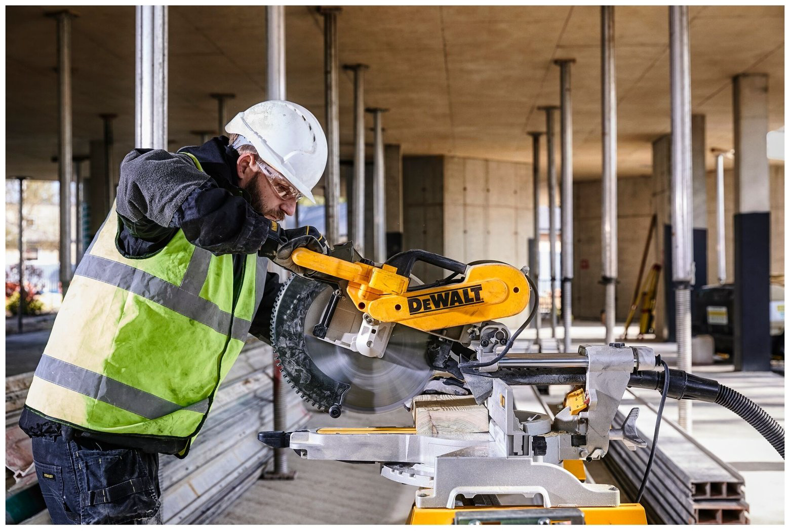 Пила торцовочная DeWALT DWS780 купить,753130