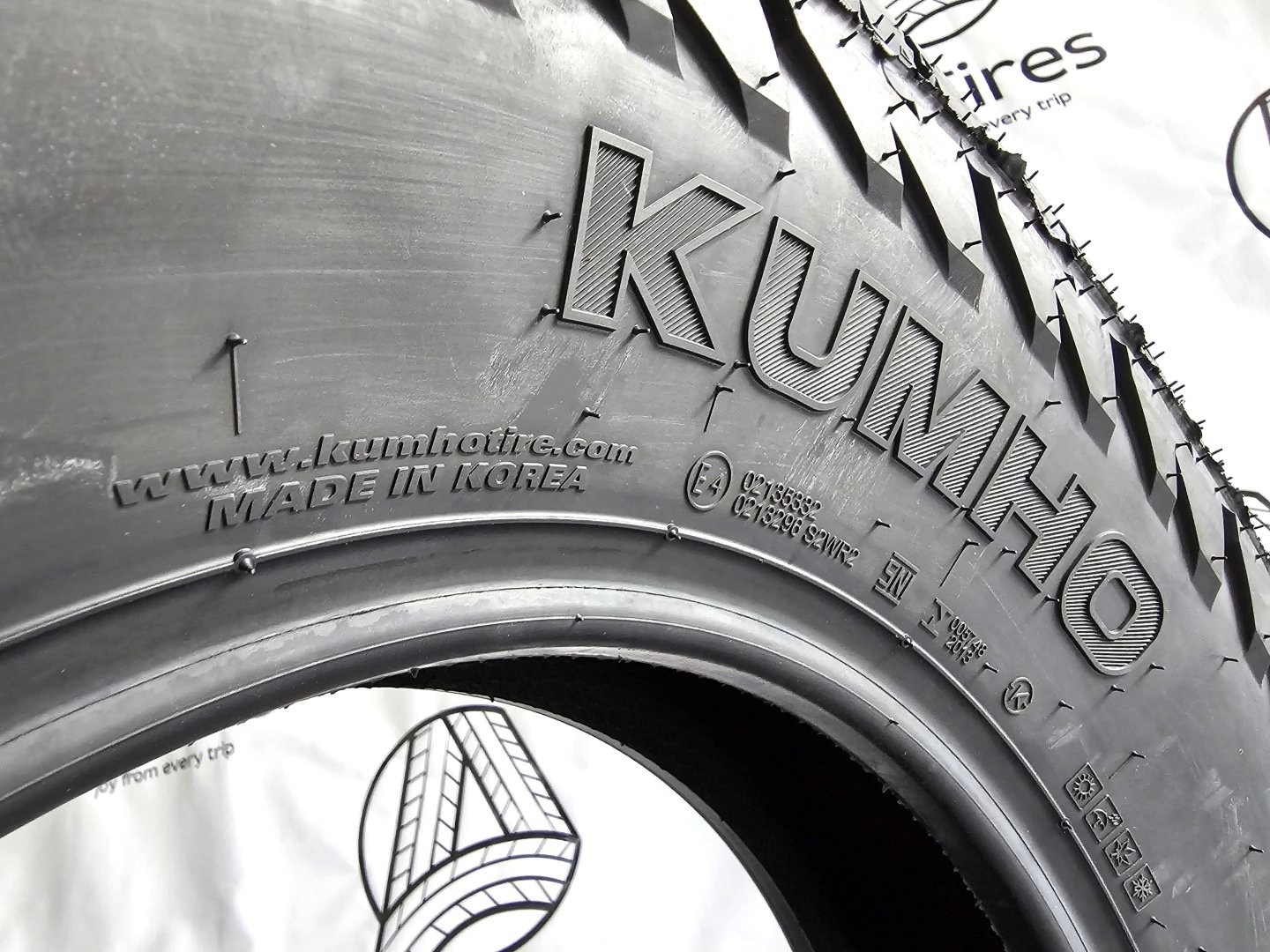 Kumho AT52 235/75 R15 109T купить,NaN
