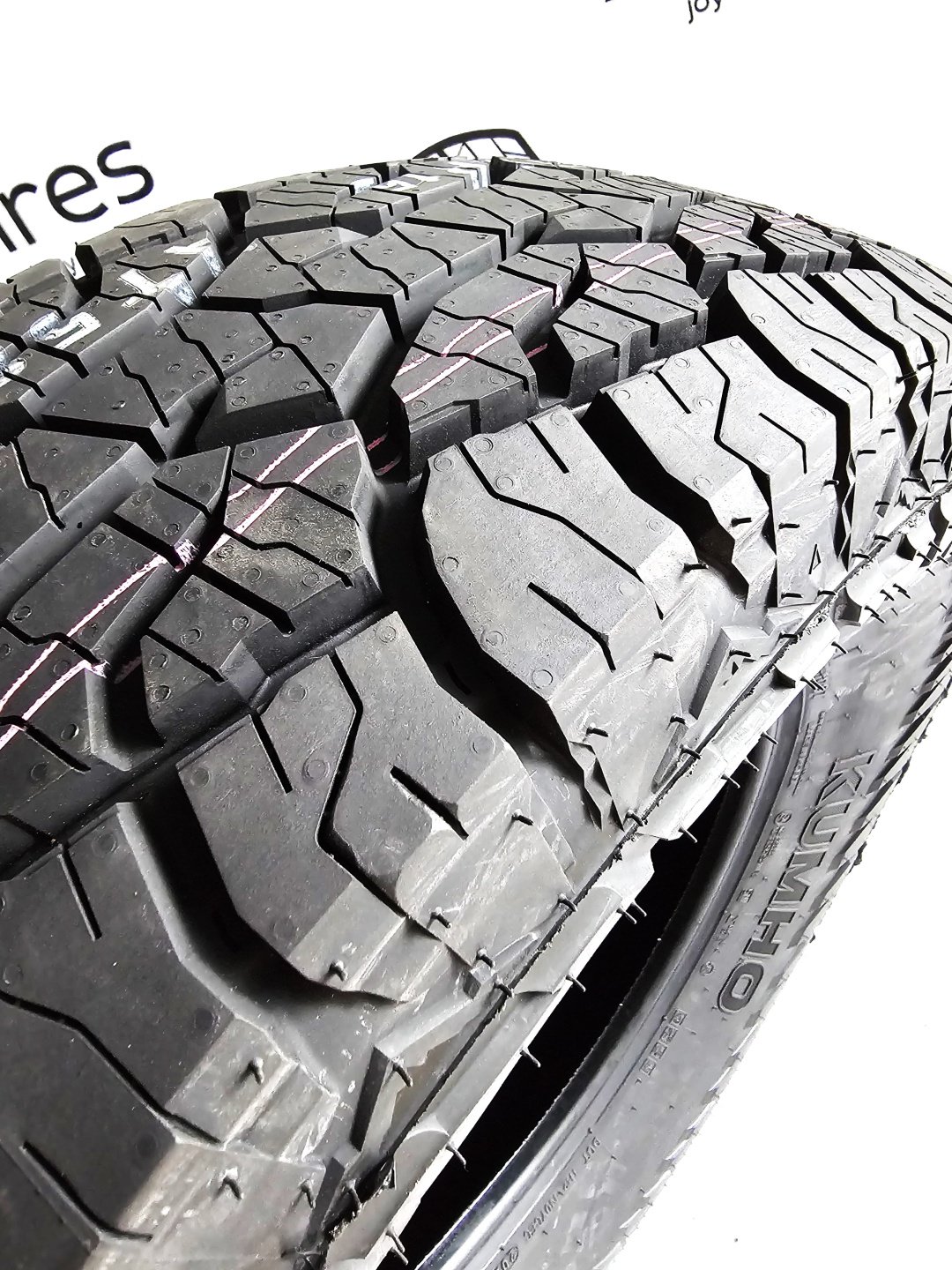 Kumho AT52 235/75 R15 109T купить,NaN