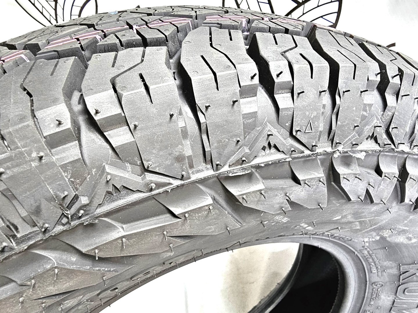 Kumho AT52 235/75 R15 109T купить,NaN