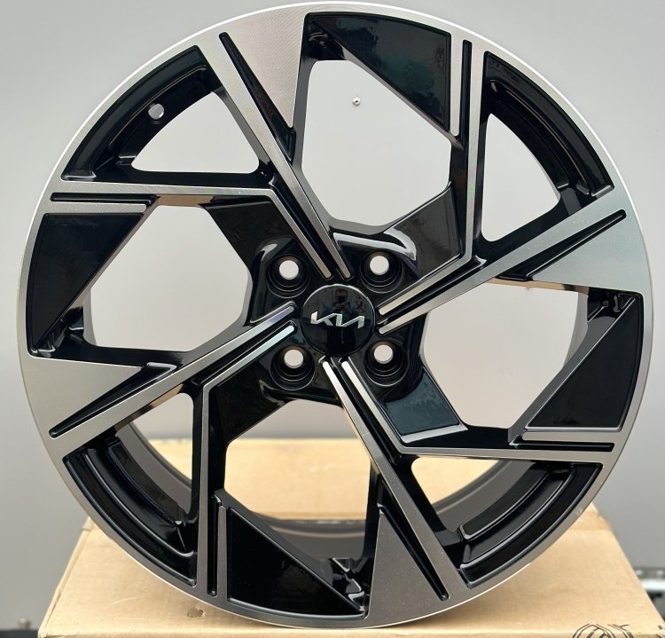 RNO 40153 6.5x17/4x100 D54.1 ET35 4 диска черный, серебристый купить,480000