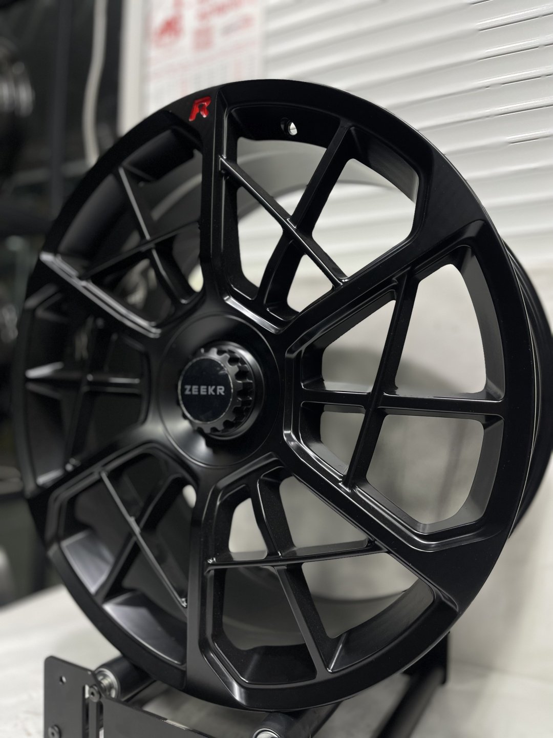 Zeekr Sport 001 9.5x22/5x108 D63.4 ET48 4 диска черный купить,2500000