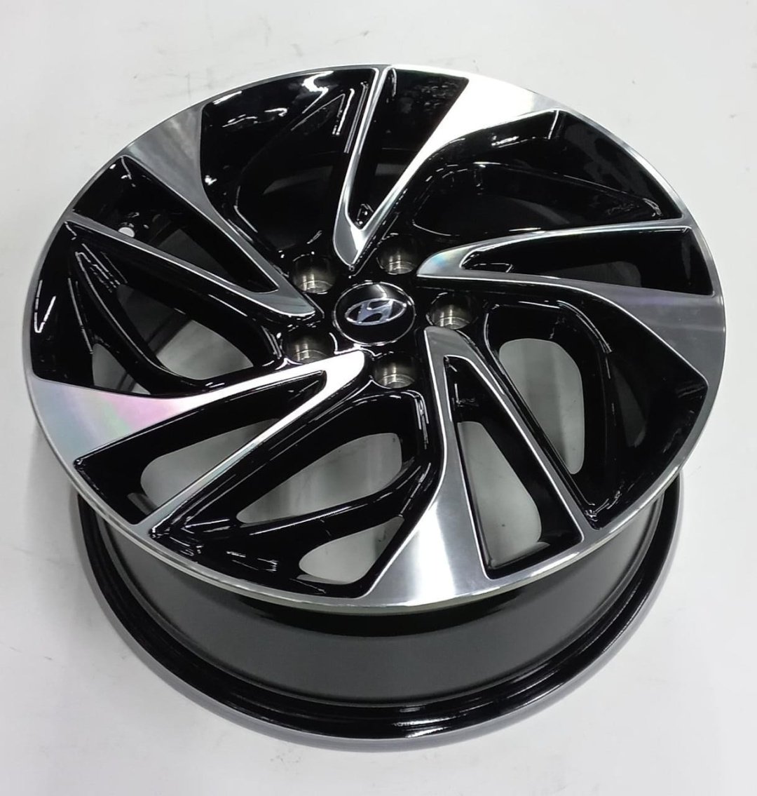 Hyundai 5518 7.5x18/5x114.3 D67.1 ET51 4 диска черный, серебристый купить,680000