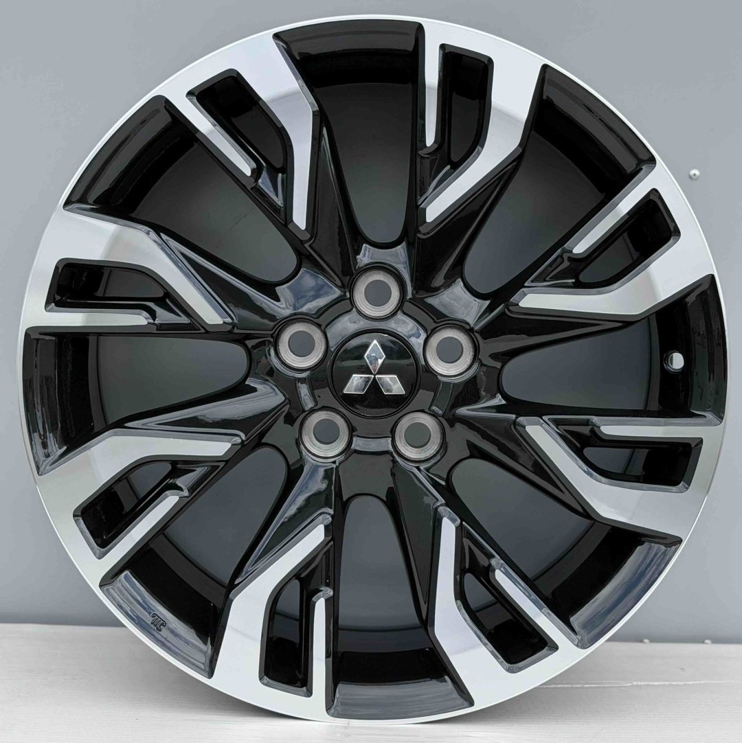 RNO 671 7x18/5x114.3 D67.1 ET38 4 диска черный, серебристый - ForteMarket RNO 671 7x18/5x114.3 D67.1 ET38 4 диска черный, серебристый купить,590000