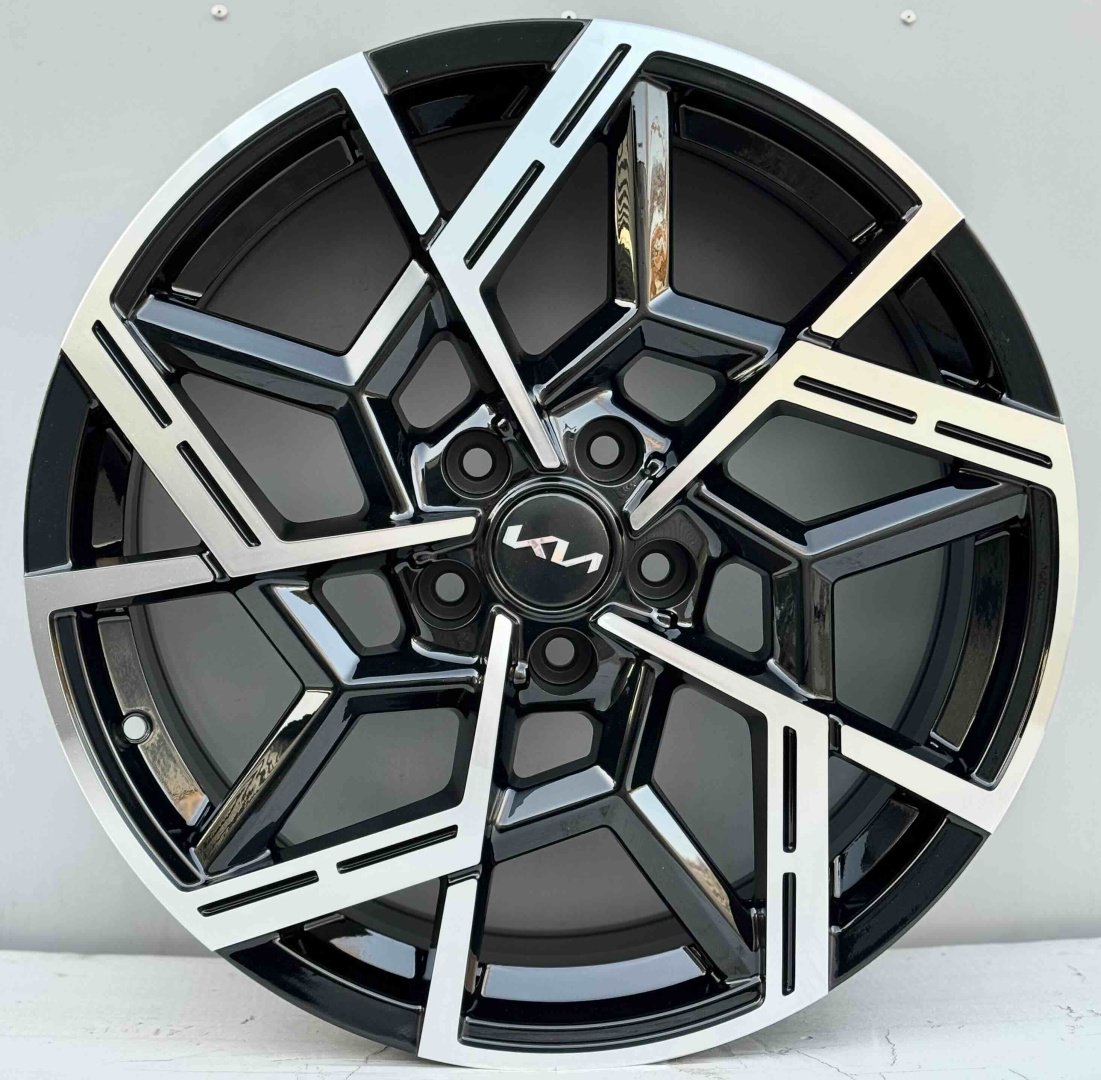 RNO 1165 7x17/5x114.3 D67.1 ET45 4 диска черный, серебристый купить,500000