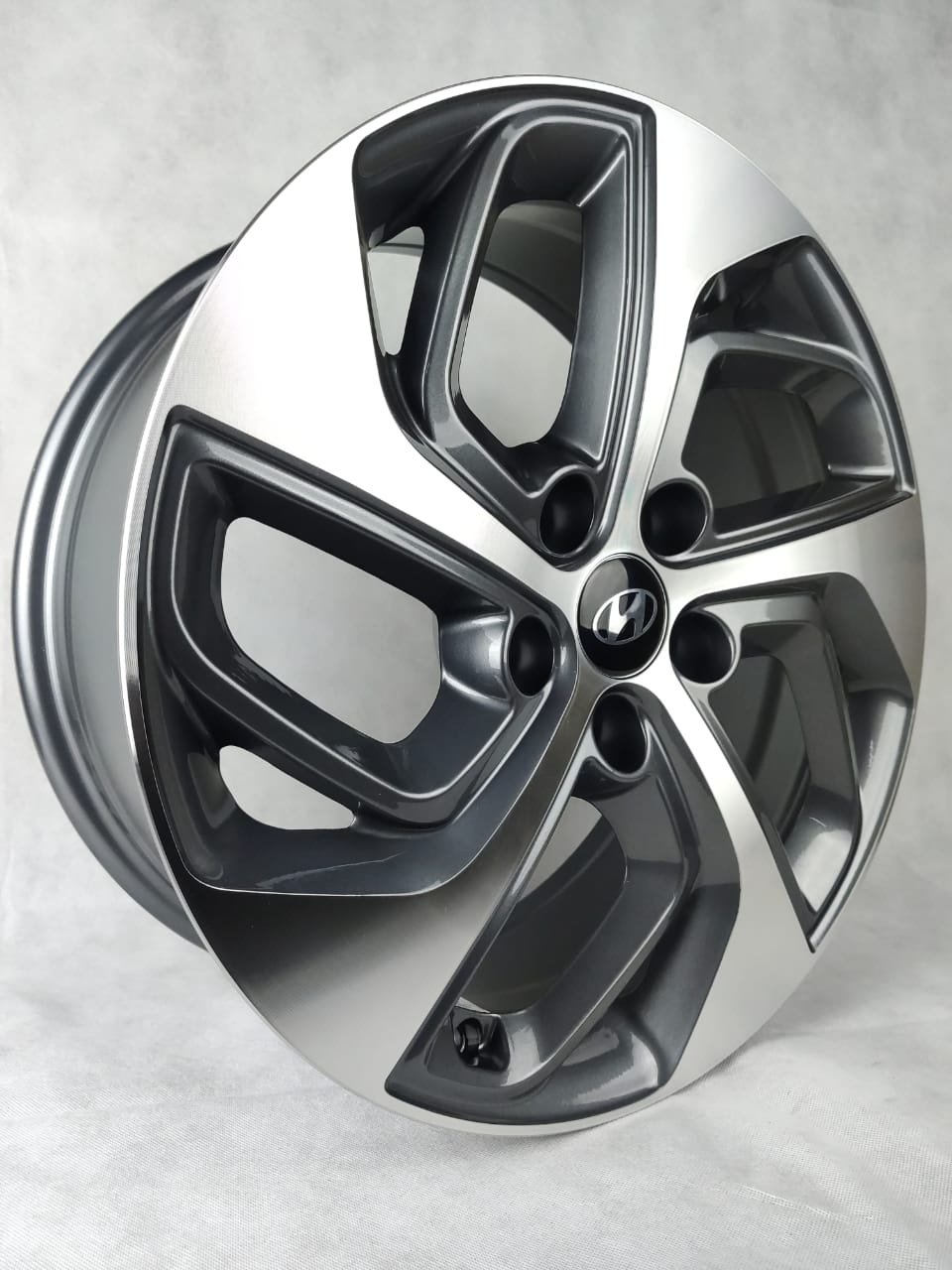 Hyundai BK5312 7x17/5x114.3 D67.1 ET35 4 диска серый купить,480000