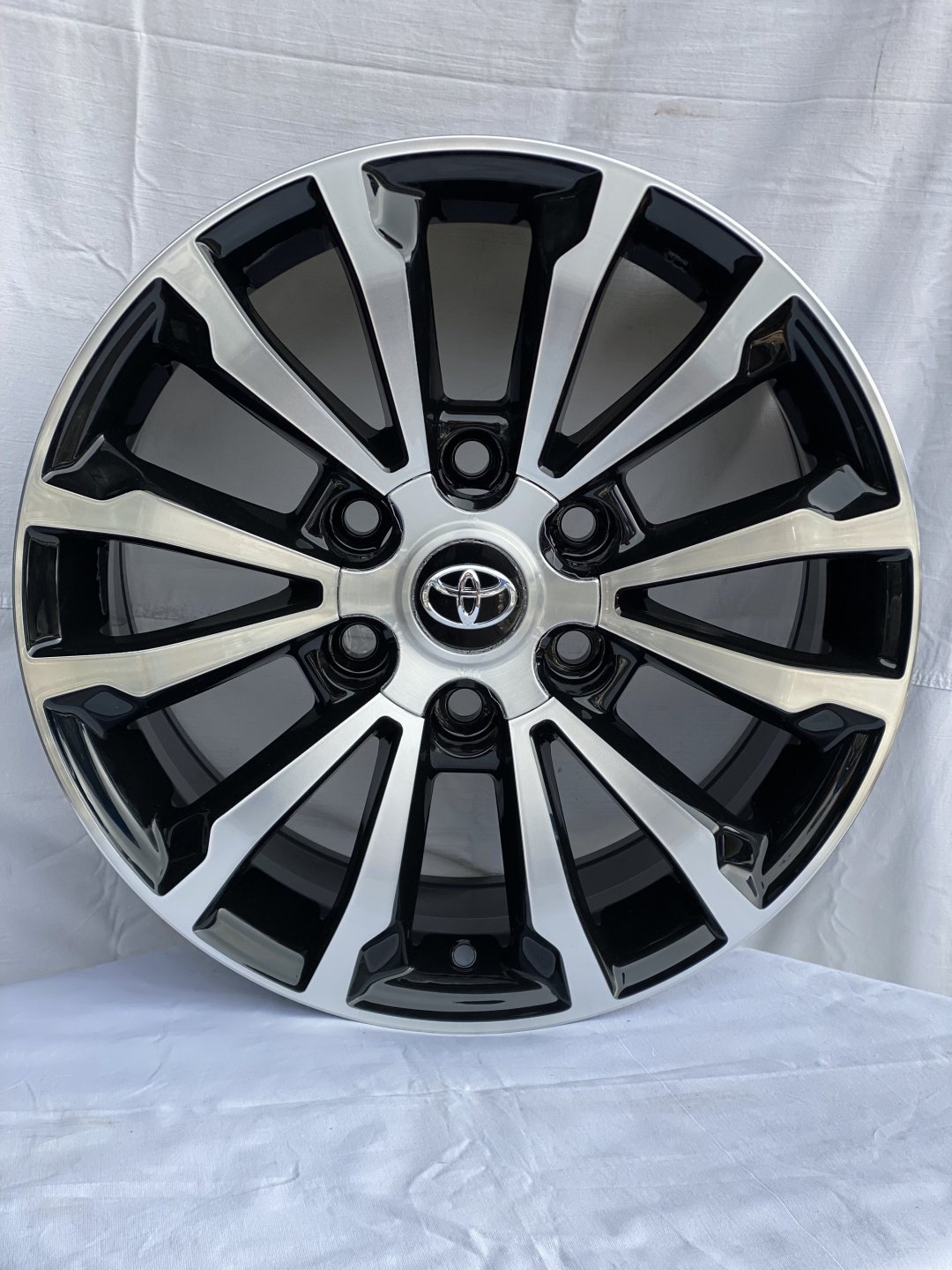 HP Wheels BKHP824 7.5x18/6x139.7 D106.1 ET25 4 диска черный, серебристый купить,540000