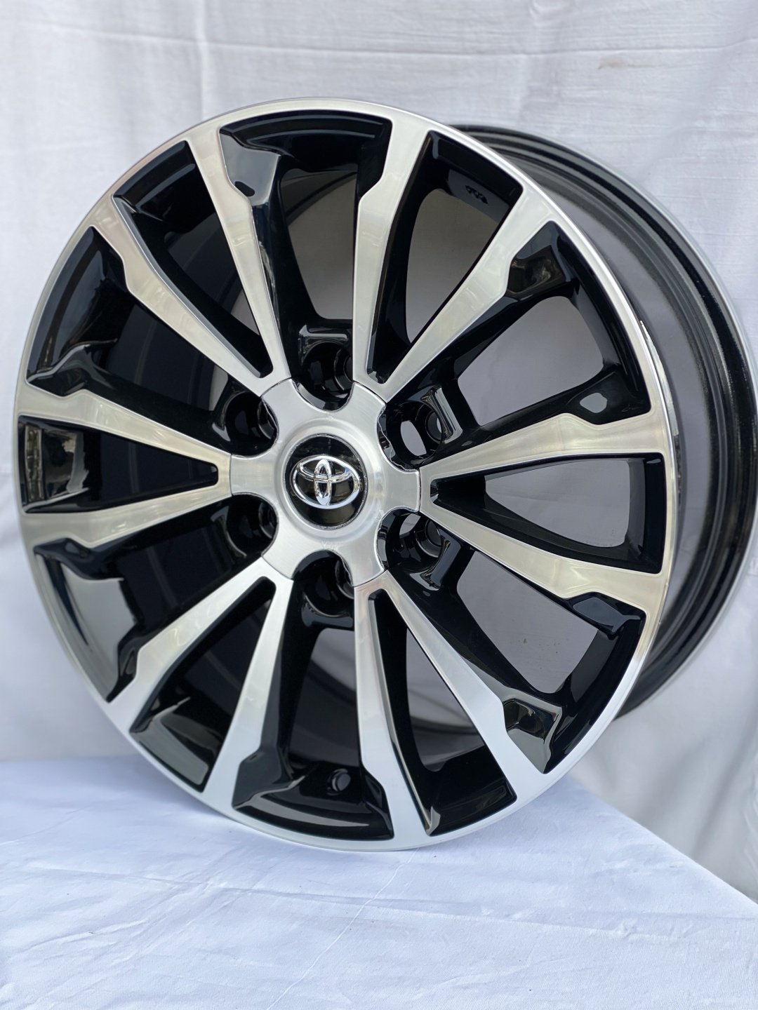 HP Wheels BKHP824 7.5x18/6x139.7 D106.1 ET25 4 диска черный, серебристый купить,540000