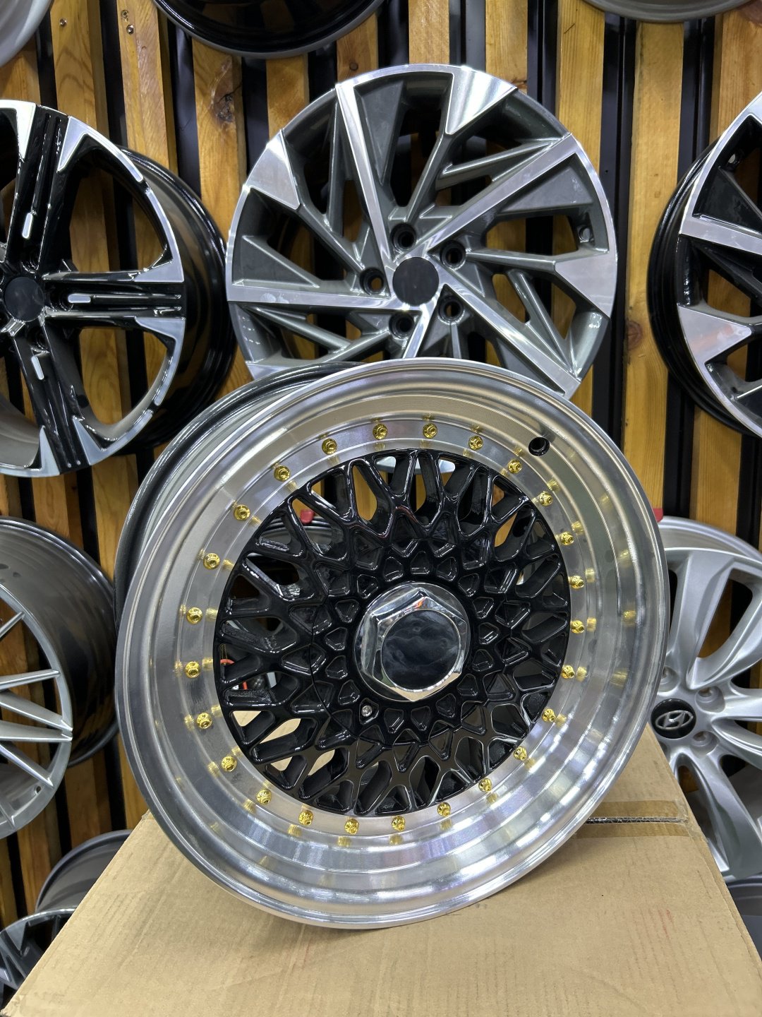 LKN Lkn75 7x15/4x114.3 D67.1 ET30 4 диска черный, серебристый купить,390000