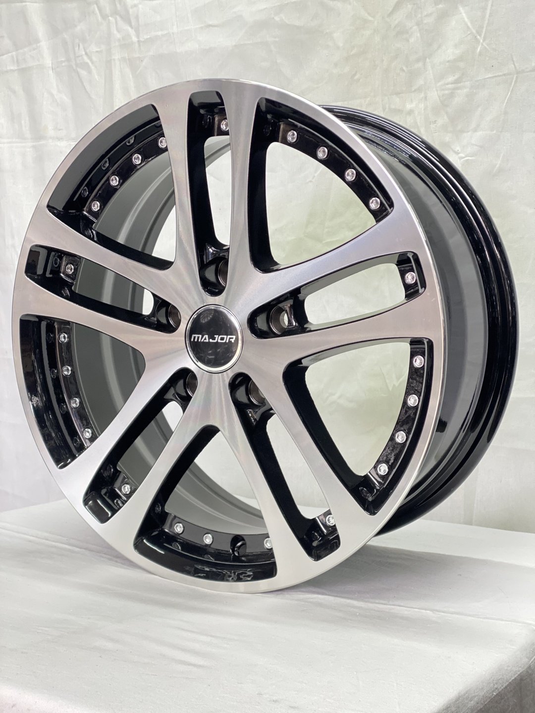Major 0924 6.5x16/5x114.3 D67.1 ET35 4 диска черный, серебристый купить,530000