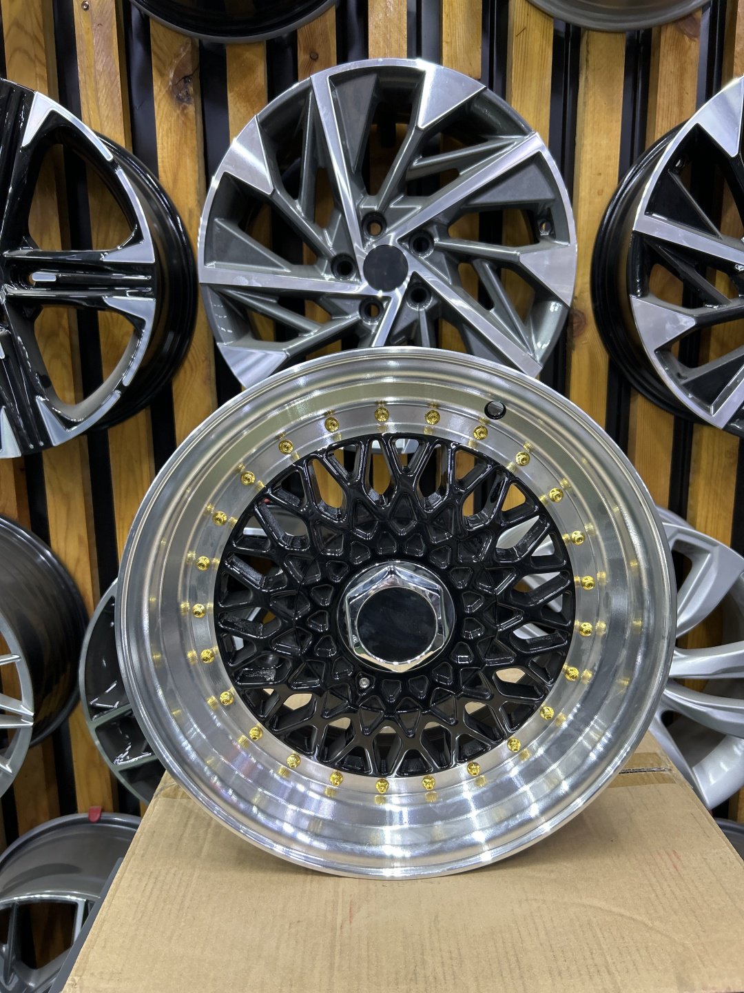 LKN Lkn75 7x15/4x114.3 D67.1 ET30 4 диска черный, серебристый купить,390000