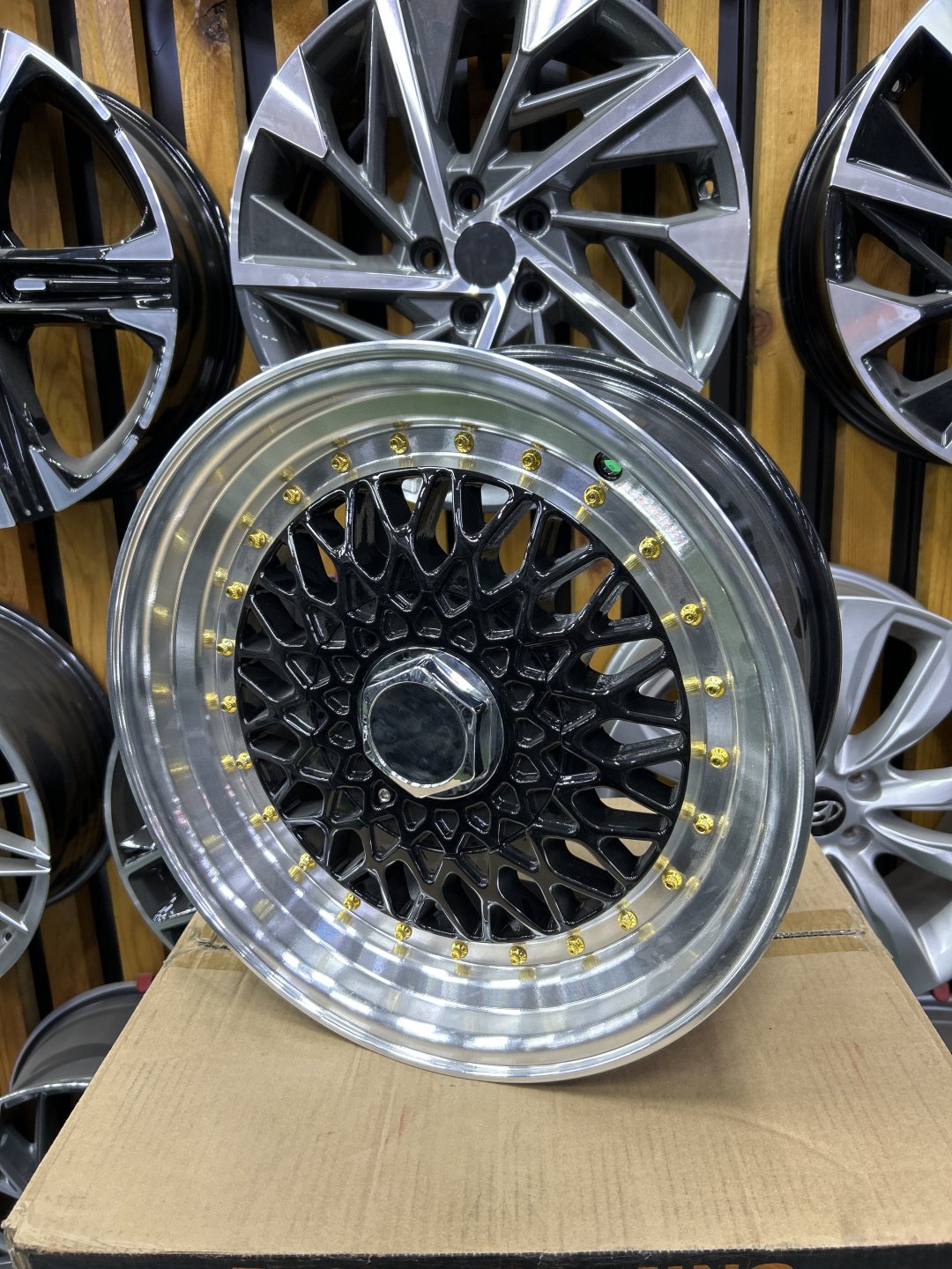 LKN Lkn75 7x15/4x114.3 D67.1 ET30 4 диска черный, серебристый купить,390000