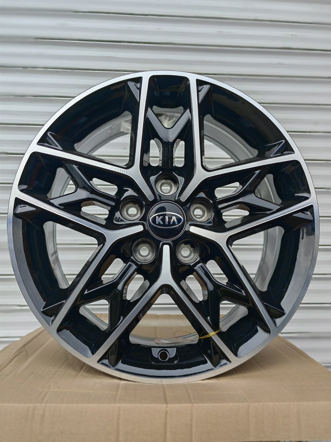 RNO BK5567 7x17/5x114.3 D67.1 ET48 4 диска черный, серебристый купить,495000