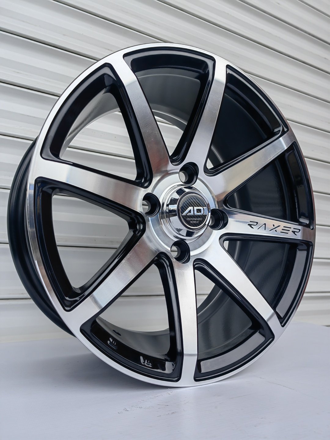 RNO YL3733 7x15/4x114.3 D67.1 ET35 4 диска черный, серебристый купить,400000