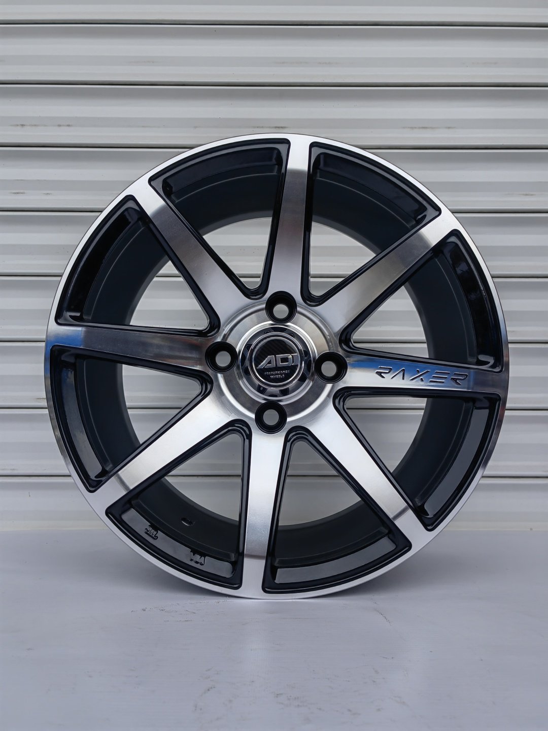 RNO YL3733 7x15/4x114.3 D67.1 ET35 4 диска черный, серебристый купить,400000
