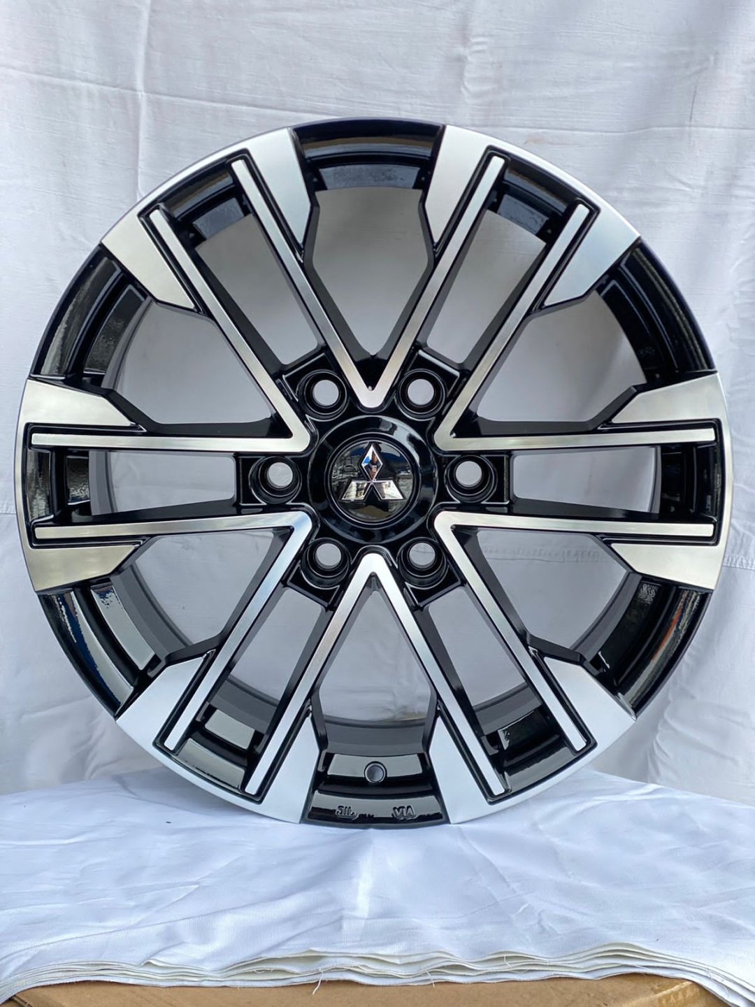 RNO YL7891 7.5x17/6x139.7 D67.1 ET30 4 диска черный, серебристый купить,NaN