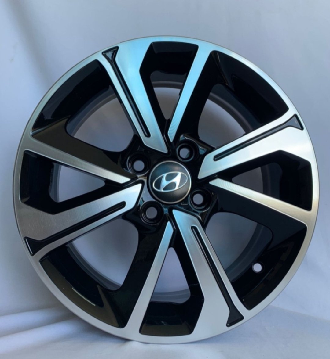 HYUNDAI / KIA 15541 6x15/4x100 D54.1 ET46 4 диска черный, серебристый купить,NaN