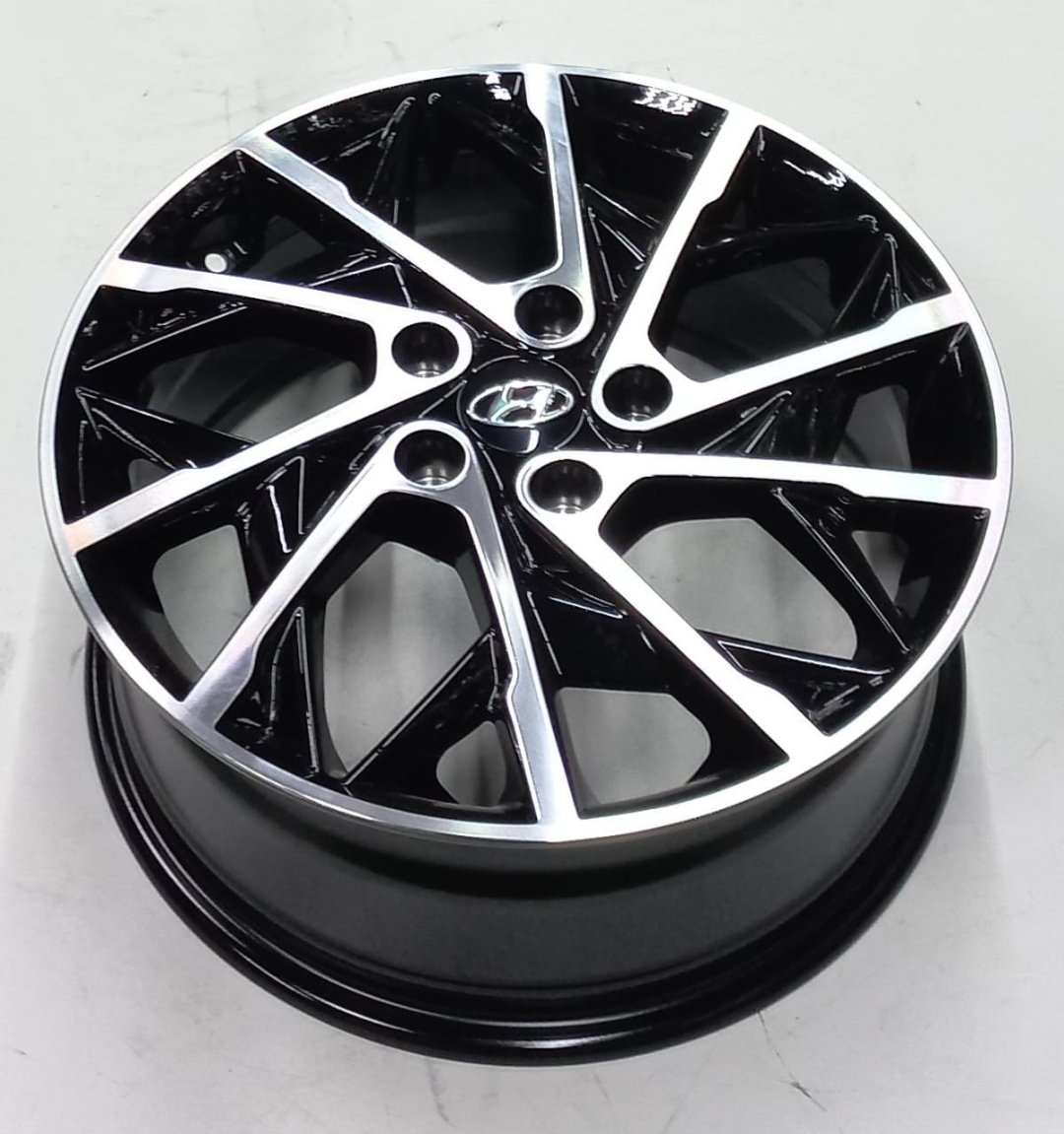 Hyundai 650B 7x17/5x114.3 D67.1 ET45 4 диска черный, серебристый купить,NaN